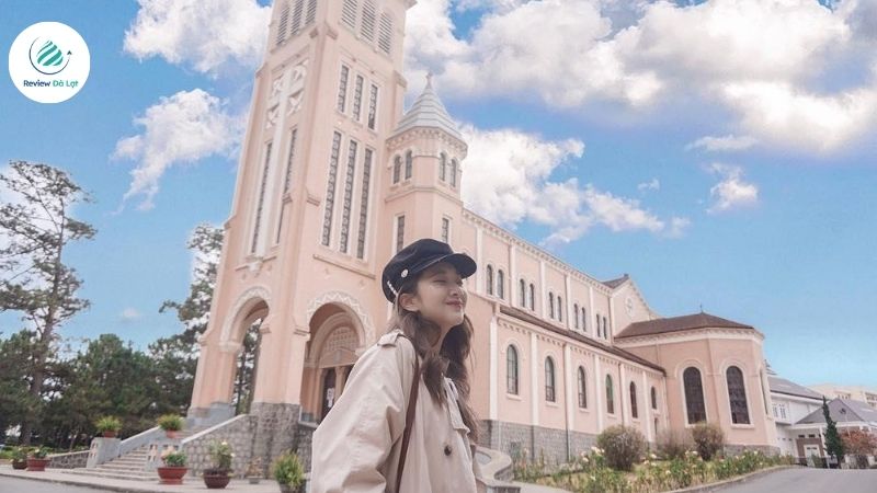 Du khách check in tại nhà thờ Con Gà