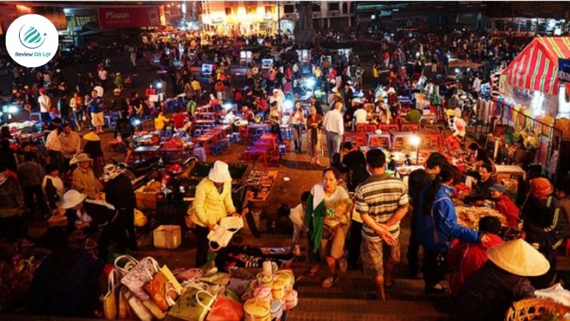 Du khách nên quan sát bảng giá khi đi chợ Đà Lạt
