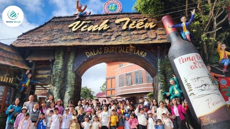 Du khách tham quan Vĩnh Tiến