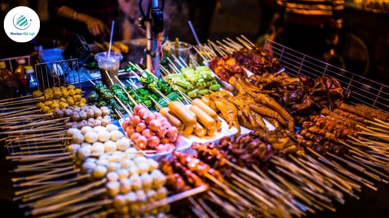 Đường phố Đà Lạt với đa dạng món ăn