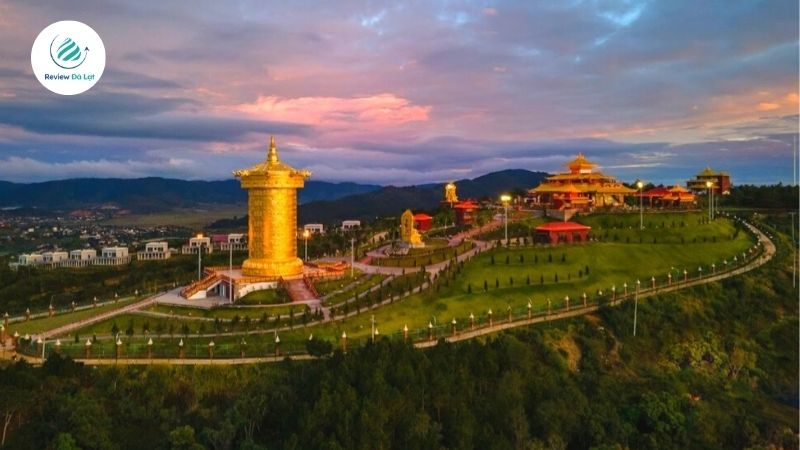 Nằm trên cung đường nối Tu Tra – Đơn Dương, tuyến đường này thu hút du khách bởi những cánh đồng hoa cải trắng mênh mông