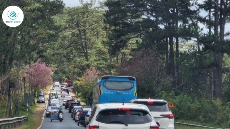 Giữ tốc độ ổn định, an toàn là trên hết khi đi đường đèo
