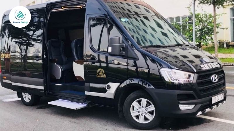 Khung cảnh thiên nhiên thơ mộng nhìn từ xe limousine trên đèo Mimosa