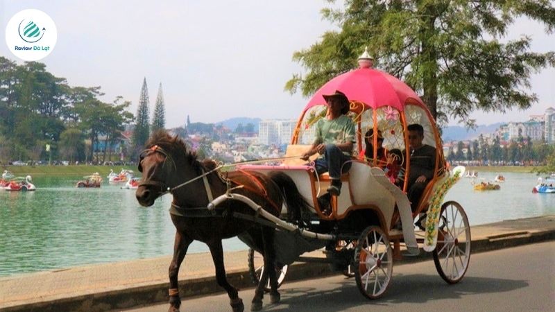 Đi dạo ngắm cảnh đẹp Hồ Xuân Hương
