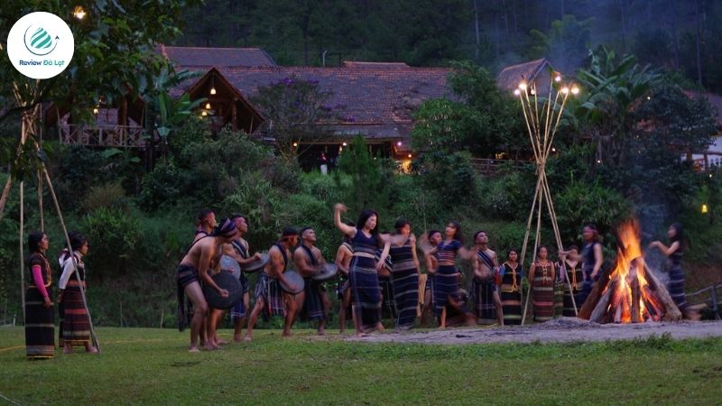 Chiêm ngưỡng biểu diễn Cồng Chiêng, đốt lửa trại