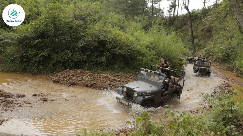 Vượt suối bằng xe Jeep đến làng Cù Lần Đà Lạt