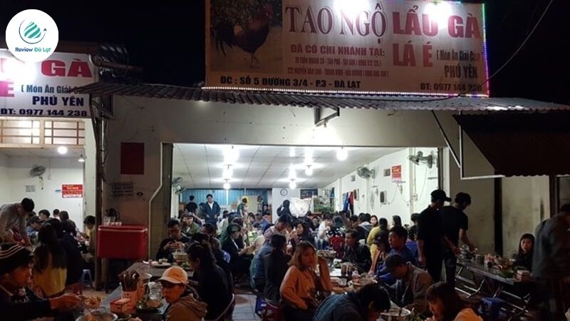 Lẩu gà lá é Tao Ngộ vào ban đêm