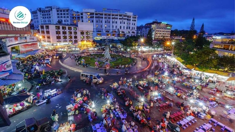 Một góc quầy bán áo khoác và len màu sắc rực rỡ