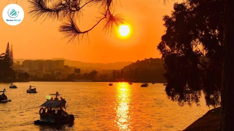 Địa điểm ngắm hoàng hôn Đà Lạt: Hồ Xuân Hương
