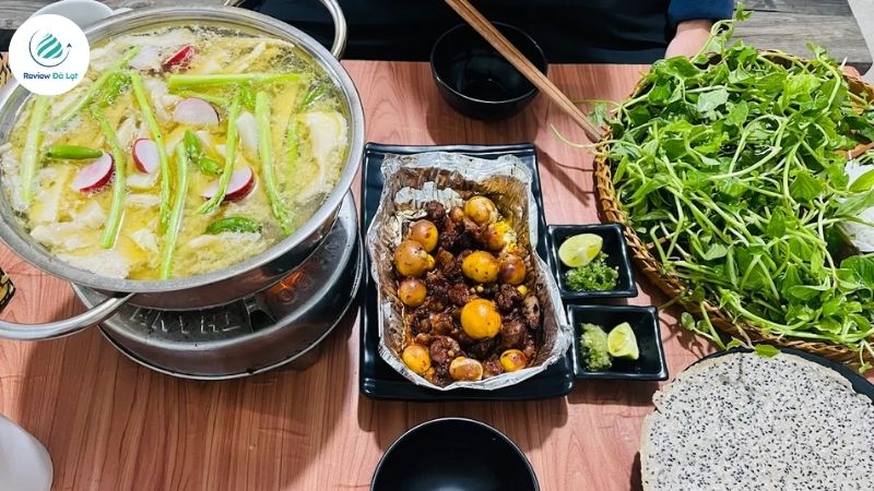 Nồi lẩu gà thơm ngon tại Lẩu gà Tháng Năm