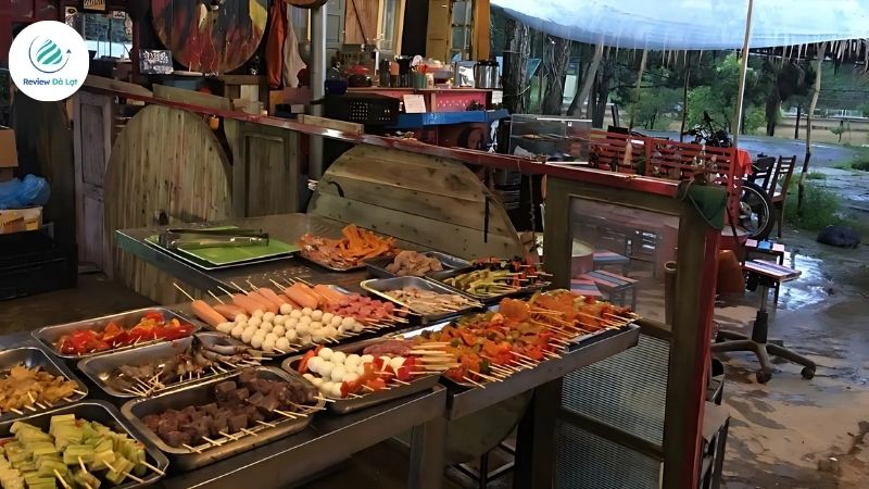 Xiên que Á ù phong cách đường phố bình dân