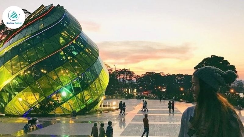 Quảng trường Lâm Viên luôn thu hút nhiều du khách đến tham quan
