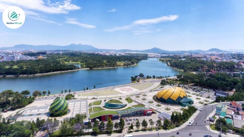 Quảng trường Lâm Viên ngày nắng đẹp