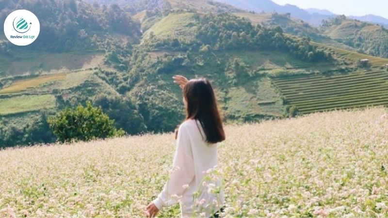 Quay lưng lại với ống kính là kiểu tạo dáng đẹp
