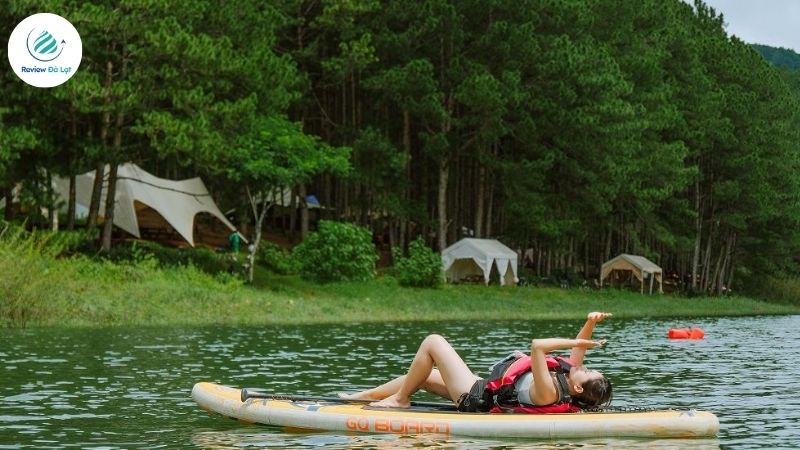 Chèo SUP giữa hồ Tuyền Lâm
