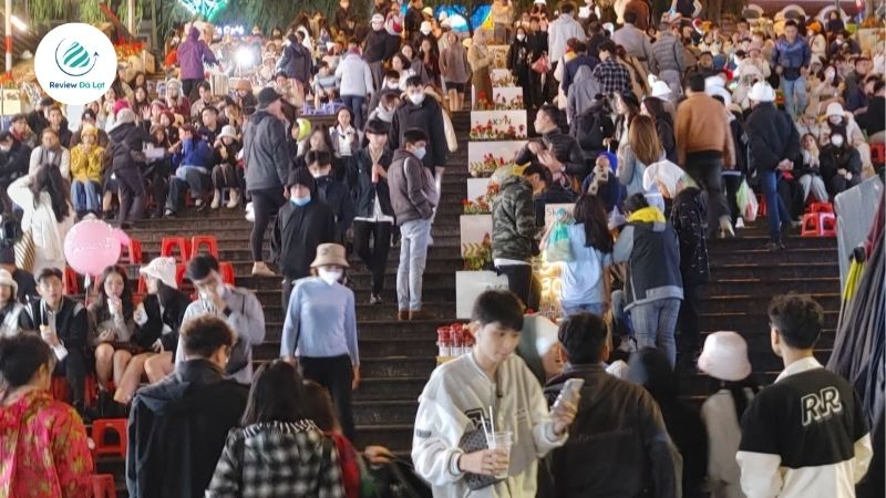 Các nhóm bạn trẻ vừa ăn vặt vừa chụp ảnh cực chill