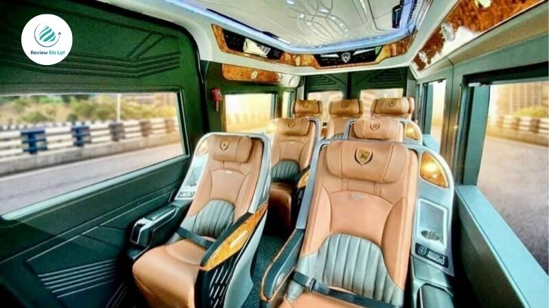 Nội thất sang trọng và tiện nghi của xe limousine đi Đà Lạt