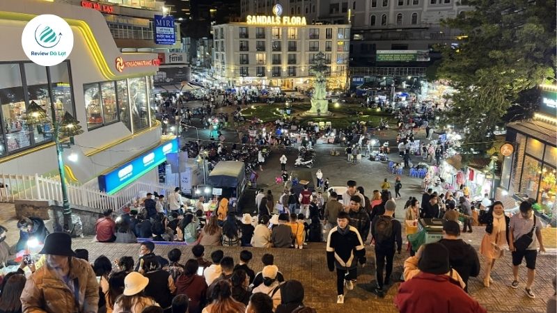 Lối vào chợ đêm Đà Lạt lúc lên đèn, rực rỡ và đông vui
