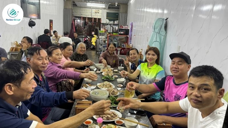 Thực khách thưởng thức lẩu vịt tại Lẩu vịt Son