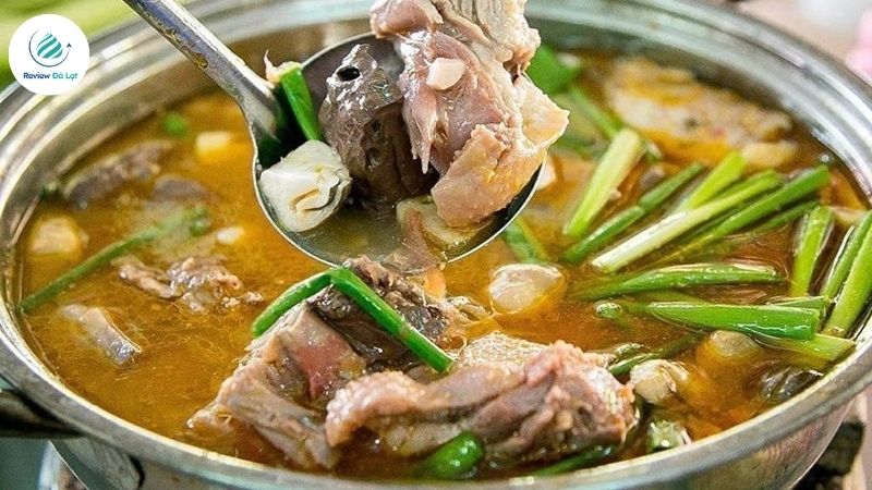 Thưởng thức nồi lẩu vịt nóng hổi tại Quán vịt Nguyễn