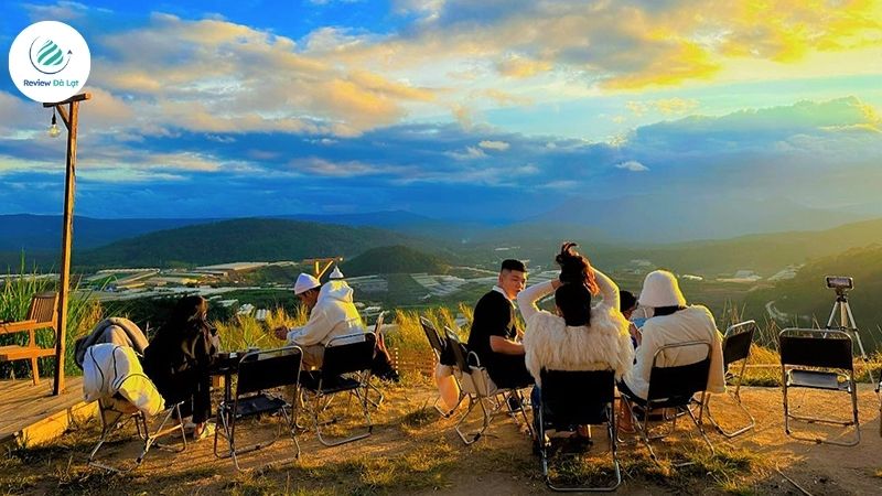Bãi cỏ cháy tại tiệm cà phê Hoàng Hôn Chiều là nơi bạn thả hồn vào thiên nhiên hoang dã