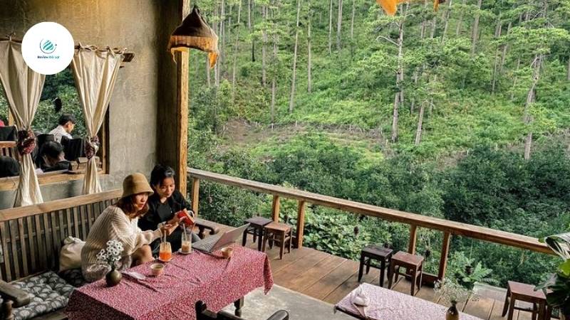 Lưng Chừng Cafe – Tĩnh Lặng Giữa Thung Lũng Rừng Thông